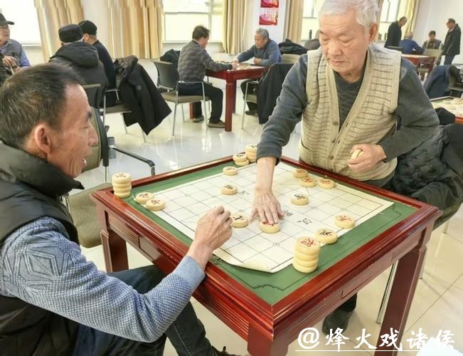 和田银龄智慧交锋“棋”乐无穷 和田银龄智慧交锋“棋”乐无穷