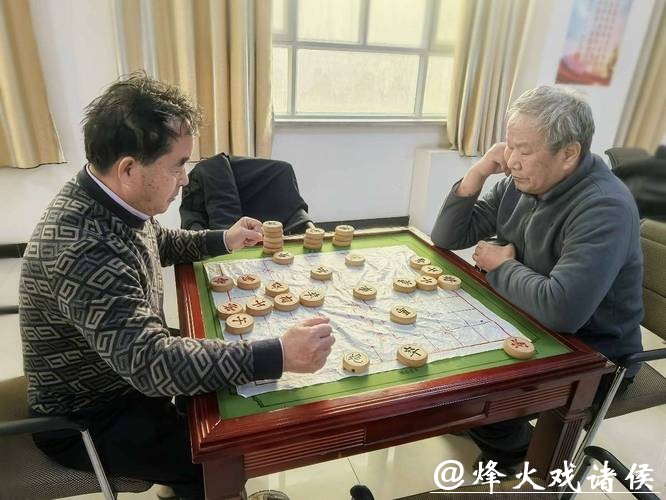 和田银龄智慧交锋“棋”乐无穷 和田银龄智慧交锋“棋”乐无穷