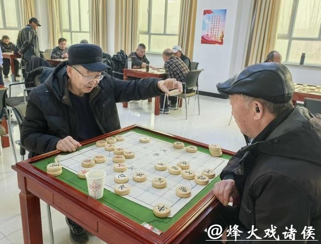 和田银龄智慧交锋“棋”乐无穷 和田银龄智慧交锋“棋”乐无穷